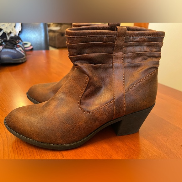 ๐ 2 For $15 (If Under 5 Lbs) Brown Heeled Booties - Picture 2 of 6